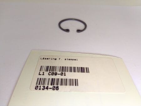 Låsering f. stempel